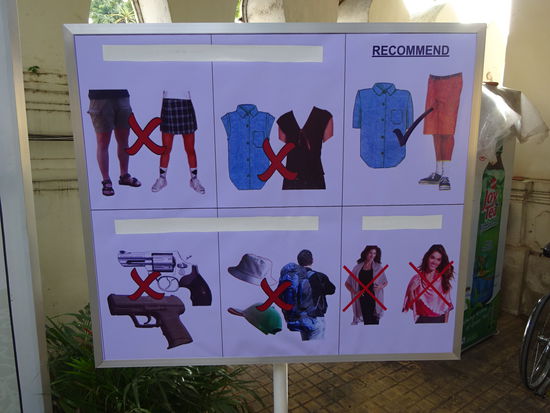 Keine zu kurze Kleidung , keine Kopfbedeckung und auch keine Schusswaffen !! 