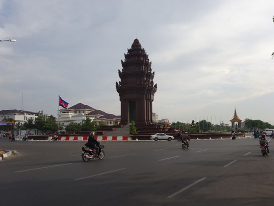 Das Unabhängigkeitsdenkmal von Phnom Penh in dessen Nähe vor dem Gebäude der alten Nationalversammlung am 30. März 1997 16 Menschen starben als mitten in eine Kundgebung mehrere Handgranaten geworfen wurden. Im angrenzenden Park gedenkt eine goldene Stupa daran.