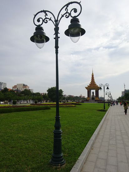Die goldene Stupa im Hintergrund gedenkt der Opfer des Anschlags vom 30. März 1997