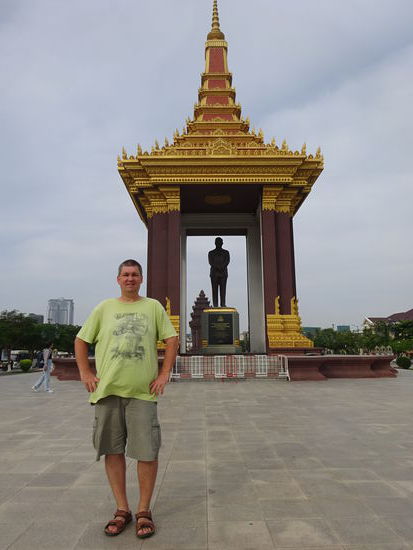 Ich vor der goldenen Stupa in Phnom Penh