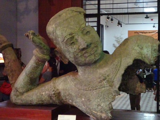 Der riesige ruhende Shiva steht bzw. liegt in der Südgalerie