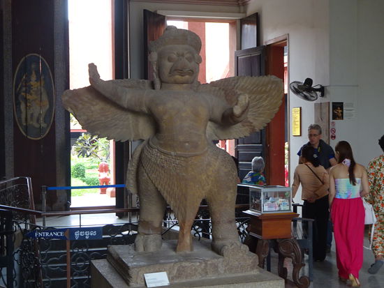 Der über 2 m große Garuda aus der Koh - Ker - Ära im  10.  Jh. steht in der Ostgalerie