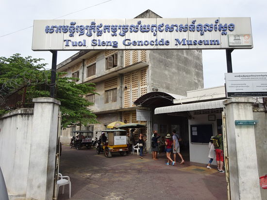 Eingang zum Tuol Sleng Genozid Museum / S 21 in Phnom Penh