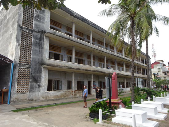 Gebäude des ehemaligen Gymnasiums das man zu einen Foltergefängniss umgebaut hatte