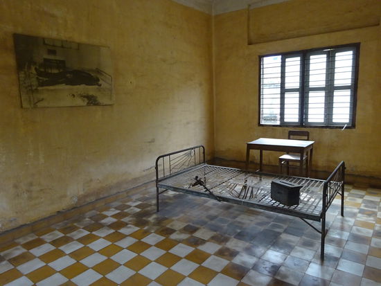 Die ehemaligen Klassenräume des Gymnasiums wurden zu Folterzellen umgebaut