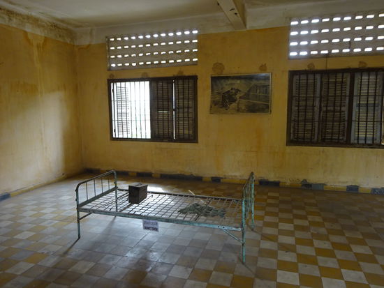 Die ehemaligen Klassenräume des Gymnasiums wurden zu Folterzellen umgebaut