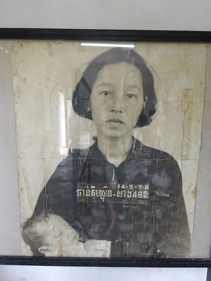 Sie trägt ihr totes Kind auf dem Arm