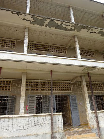 Die ehemaligen Klassenräume des Gymnasiums wurden zu Folterzellen umgebaut