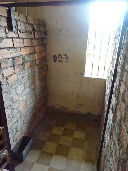 Gefängnisszellen in ehemaligen umgebauten Klassenräumen de Gymnasiums