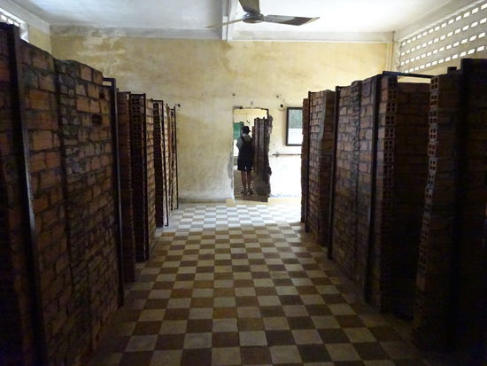 Gefängnisszellen in ehemaligen umgebauten Klassenräumen de Gymnasiums