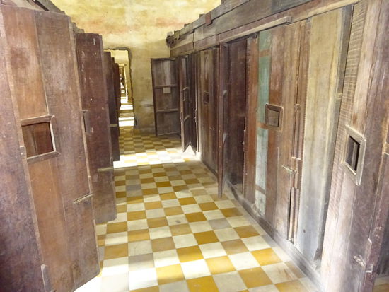 Gefängnisszellen in ehemaligen umgebauten Klassenräumen de Gymnasiums