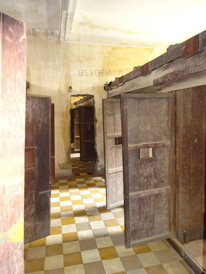 Gefängnisszellen in ehemaligen umgebauten Klassenräumen de Gymnasiums