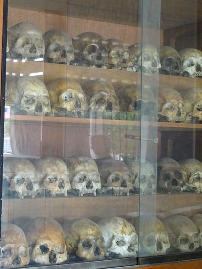 Schädel von Opfern der Roten Khmer im Tuol Sleng Genozid Museum