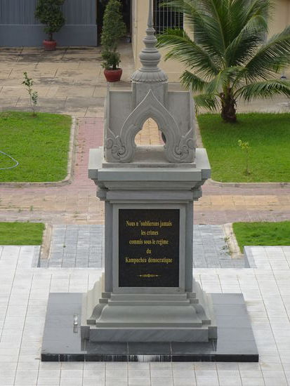 Gedenkstein im Tuol Sleng Genozid Museum