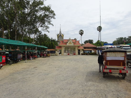 Mein Tuk Tuk parkt direkt am Eingang der Killing Fields