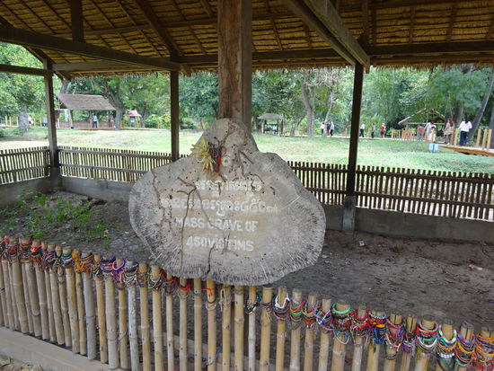 Eines von vielen Massengräbern auf Killing Fields von Choeung Ek