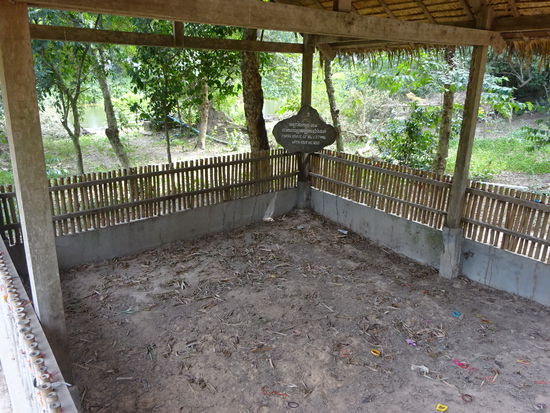 Noch ein Massengrab wo überall noch Knochen und Kleidungsreste zu sehen sind