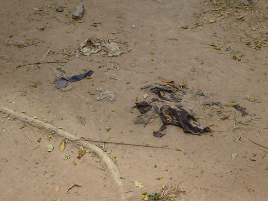 Überall auf dem Gelände gibt der Boden bis heute durch Regen und Erosion immer noch viele Knochen und Kleidungsreste der ermordeten Menschen wieder her