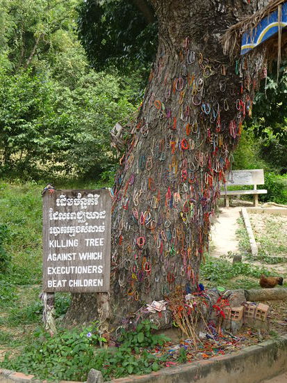 Eine besonders grausame Stelle ist dieser Baum wo Babys und Kleinstkinder bei lebendigen Leib erschlagen wurden in dem man Ihre Köpfe so lange gegen den Baum schlug bis der Schädel platzte.