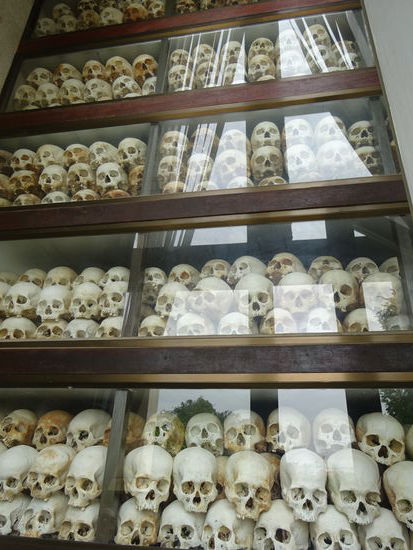 In den Regalen der Stupa sind die Schädel , Knochen und sonstigen Überreste nach Alter und Geschlecht aufgestapelt