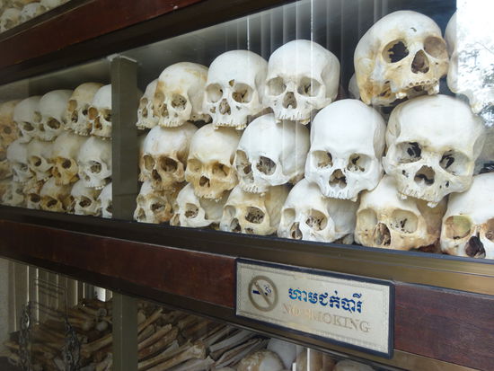 In den Regalen der Stupa sind die Schädel , Knochen und sonstigen Überreste nach Alter und Geschlecht aufgestapelt