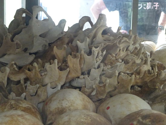 In den Regalen der Stupa sind die Schädel , Knochen und sonstigen Überreste nach Alter und Geschlecht aufgestapelt