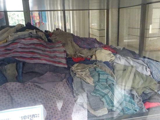 In den Regalen der Stupa sind die Schädel , Knochen und sonstigen Überreste nach Alter und Geschlecht aufgestapelt