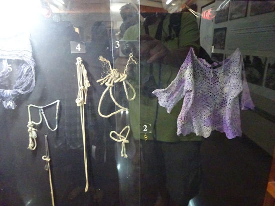 In den Regalen der Stupa sind die Schädel , Knochen und sonstigen Überreste nach Alter und Geschlecht aufgestapelt