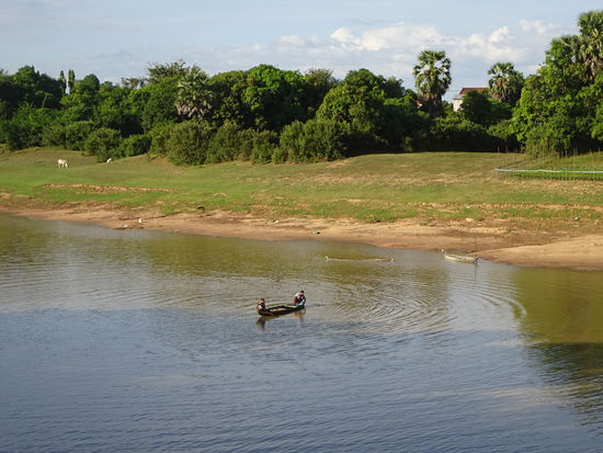 Direkt hinter diesem Fluss in Kampong Thom lag mein Hotel