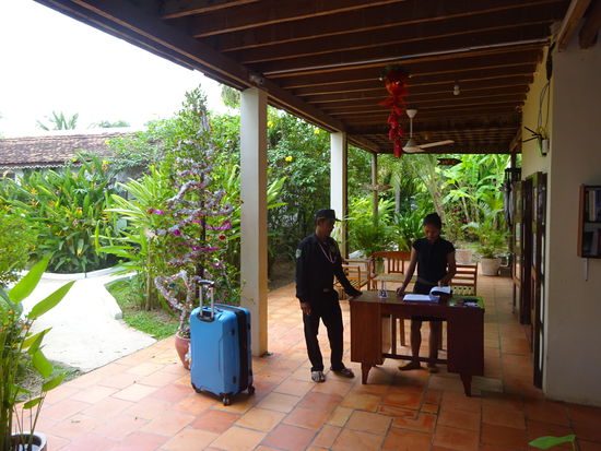 Reception des Hotels wofür ich einen völlig überhöhten Preis bezahlt habe !!  44 Euro / Nacht  OHNE  Frühstück  !!   Aber viel Auswahl hatte ich in Kampong Thom leider auch nicht.