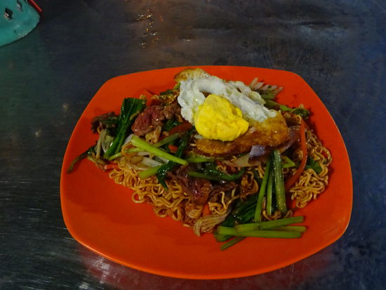 Und da stehen meine Cambodia Nudeln mit Ei schon vor mir für 1,50 USD