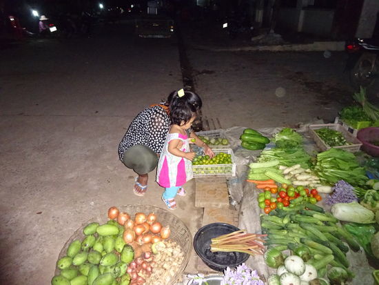 Die kleine hilft Ihrer Mama bei der Auswahl der richtigen Früchte 