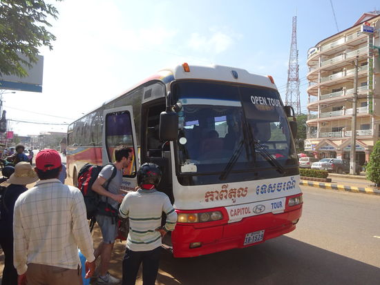 Mit 30 Minuten Verspätung ist mein Bus nach Siem Reap nun endlich in Kampong Thom angekommen