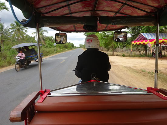 Mein Tuk Tuk Fahrer gibt Gas und bringt mich ins ca. 30 km entfernte Sambor Prei Kuk. Für Hin und Rückfahrt bezahlte ich 15 USD