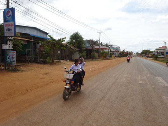 2 jünge Mädels auf dem Rückweg von ihrer Schule