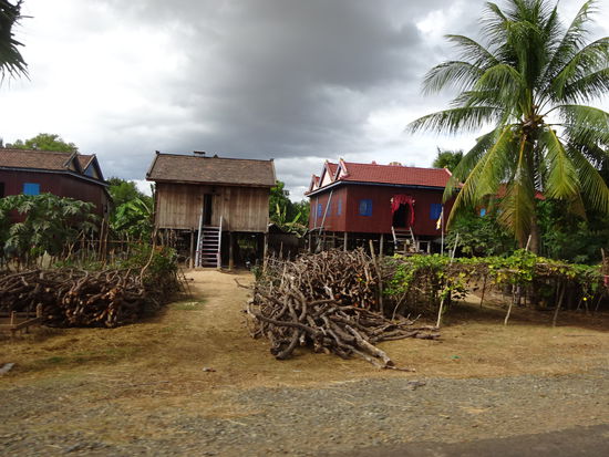 Einfache Holzhütten entlang der Straße die ich noch häufiger sehen werde