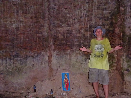 Nur wenige Meter waren es bis zum sicheren Tempel aber ich war schon ziemlich nass