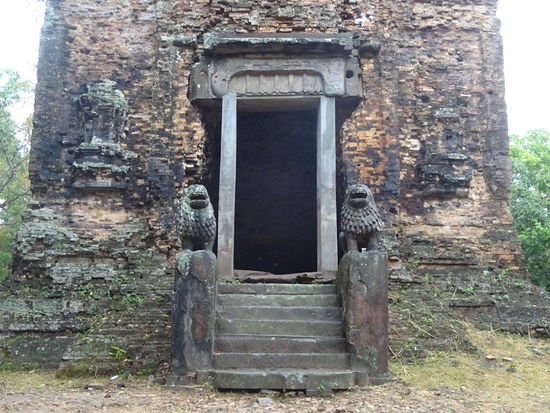 Tempel im Zentrum von Sambor Prei Kuk mit den berühmten 2 Löwen am Eingang