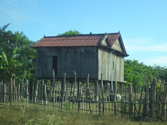 Auch hier wieder unzählige einfache Holzhütten der Bevölkerung von Kambodscha