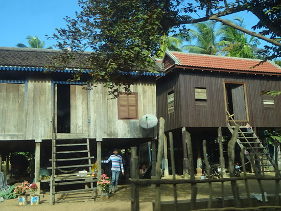 Typisch nicht nur in Zentralkambodscha sind diese Holzhütten