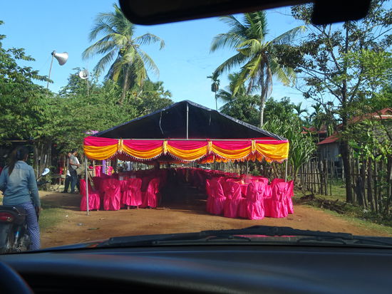 Mitten auf der Dorfstrasse hat man für eine große Feier dieses Zelt aufgebaut