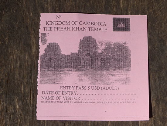 Ich hatte " Glück " denn heute war ausnahmsweise der Ticketschalter besetzt und deshalb zahlte ich gerne die 5 USD Eintritt. Es stellte sich heraus das der Mann am Schalter schon vorher per Handy von meinen Fahrer informiert worden ist das heute mal wieder einen der seltenen Gäste den Tempel besuchen möchte. 