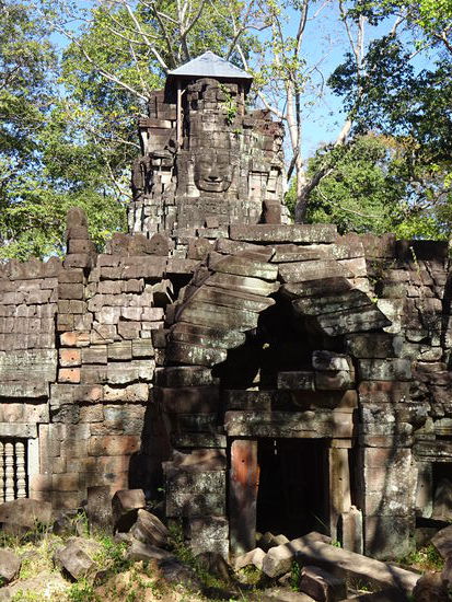Der von mir schon beschriebene Gesichterturm in Bayon Stil der außerhalb von Angkor eine absolute Seltenheit ist