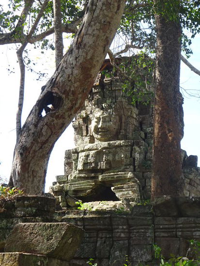 Der von mir schon beschriebene Gesichterturm in Bayon Stil der außerhalb von Angkor eine absolute Seltenheit ist