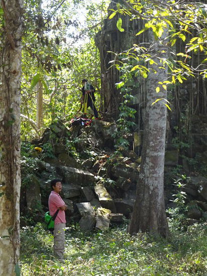 Das sind die Japaner die das Gelände vermessen haben und mit denen ich mich über die Ausgrabungsarbeiten unterhalten habe. Ziel ist es wohl irgendwann auch diesen Tempel einer breiten Öffentlichkeit zugänglich zu machen aber bis dahin werden noch viele Jahre vergehen.