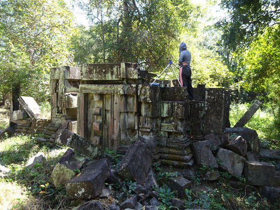 Auch hier wieder die Japaner beim vermessen des Tempels