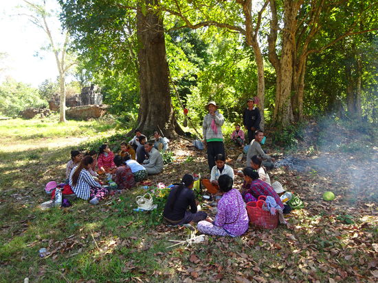 Am Rande des Tempels machen diese Bauern gerade Mittagspause