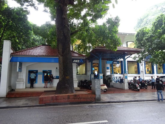 An diesen ATMs versorgte ich mich auch erst noch schnell mit frischem Bargeld bevor es dann weiter zum Jadeberg Tempel geht