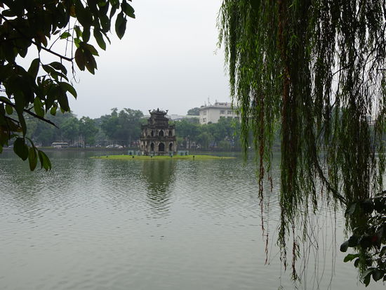 Hoan Kiem See in Hanoi in der mitte steht der berühmte Schildkröten - Pavillon