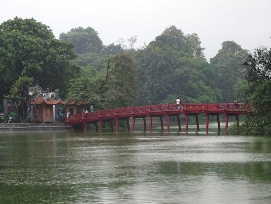 Die 1875 erbaute " Brücke der aufgehenden Sonne " ( The Huc Brücke ) verbindet das Ufer mit dem Jadeberg Tempel